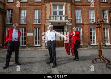 Le dîner masculin, qui se transforme en la « veste rouge » tenue à l'extérieur en raison des mesures de confinement du coronavirus, Chislehurst Golf Club, Kent, Angleterre, Royaume-Uni Banque D'Images