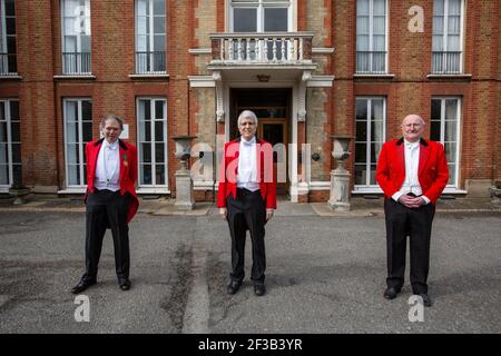 Le dîner masculin, qui se transforme en la « veste rouge » tenue à l'extérieur en raison des mesures de confinement du coronavirus, Chislehurst Golf Club, Kent, Angleterre, Royaume-Uni Banque D'Images