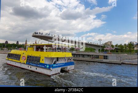 Pont flottant du parc Zaryadye sur le quai Moskvoretskaya de la rivière Moskva à Moscou, Russie. Prise de vue à partir d'un bateau de plaisance touristique Banque D'Images