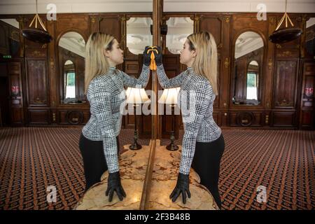 Nettoyage des miroirs de la salle à manger avant le 150 ans depuis Napoléon III, la famille impériale française en exil est arrivée à Camden place, Kent, Royaume-Uni Banque D'Images