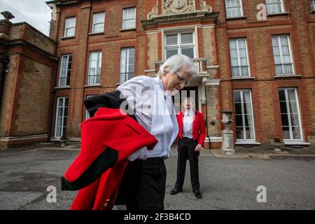 Le dîner masculin, qui se transforme en la « veste rouge » tenue à l'extérieur en raison des mesures de confinement du coronavirus, Chislehurst Golf Club, Kent, Angleterre, Royaume-Uni Banque D'Images