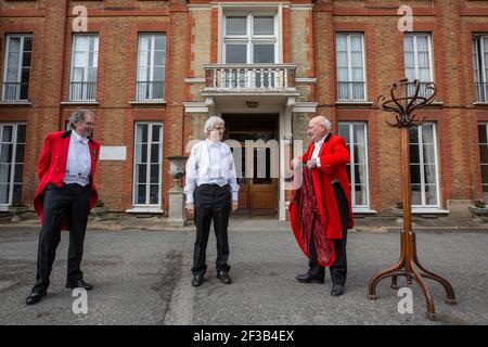 Le dîner masculin, qui se transforme en la « veste rouge » tenue à l'extérieur en raison des mesures de confinement du coronavirus, Chislehurst Golf Club, Kent, Angleterre, Royaume-Uni Banque D'Images