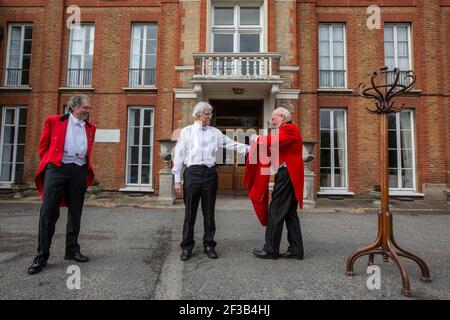 Le dîner masculin, qui se transforme en la « veste rouge » tenue à l'extérieur en raison des mesures de confinement du coronavirus, Chislehurst Golf Club, Kent, Angleterre, Royaume-Uni Banque D'Images