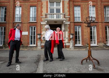 Le dîner masculin, qui se transforme en la « veste rouge » tenue à l'extérieur en raison des mesures de confinement du coronavirus, Chislehurst Golf Club, Kent, Angleterre, Royaume-Uni Banque D'Images