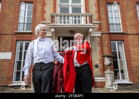 Le dîner masculin, qui se transforme en la « veste rouge » tenue à l'extérieur en raison des mesures de confinement du coronavirus, Chislehurst Golf Club, Kent, Angleterre, Royaume-Uni Banque D'Images