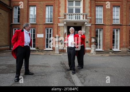 Le dîner masculin, qui se transforme en la « veste rouge » tenue à l'extérieur en raison des mesures de confinement du coronavirus, Chislehurst Golf Club, Kent, Angleterre, Royaume-Uni Banque D'Images