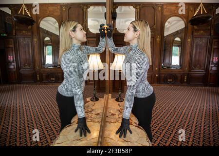 Nettoyage des miroirs de la salle à manger avant le 150 ans depuis Napoléon III, la famille impériale française en exil est arrivée à Camden place, Kent, Royaume-Uni Banque D'Images