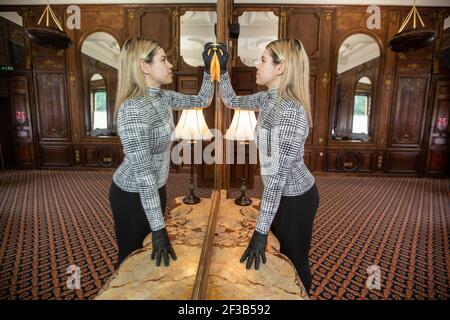 Nettoyage des miroirs de la salle à manger avant le 150 ans depuis Napoléon III, la famille impériale française en exil est arrivée à Camden place, Kent, Royaume-Uni Banque D'Images