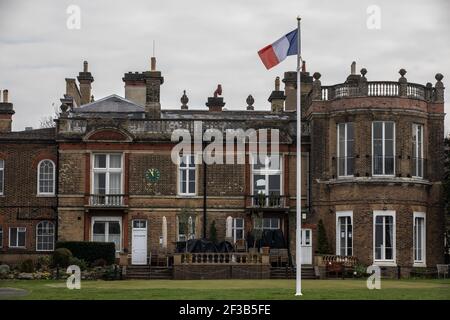 Drapeau national français sur le mât célébrant le 150e anniversaire depuis Napoléon III, la famille impériale française en exil est arrivée à Camden place, dans le Kent Banque D'Images