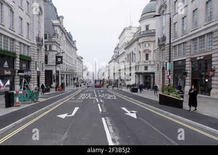 Scène à Lower Regent Street où très peu de personnes ou de véhicules sont à l'extérieur et à peu près comme le verrouillage national du coronavirus trois se poursuit le 3 mars 2021 à Londres, Royaume-Uni. Avec la mise en place de la feuille de route pour la sortie de l'isolement cellulaire, ce confinement à l'échelle nationale continue de conseiller à tous les citoyens de suivre le message de rester à la maison, de protéger le NHS et de sauver des vies, et les rues de la capitale sont calmes et vides d'un nombre normal de personnes. Banque D'Images