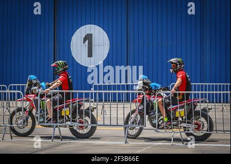 02 GONCALVES Paulo (por), Honda, Monster Energy Honda Team 2019, moto, action , 05 BARREDA BORT Joan (spa), Honda, Monster Energy Honda Team 2019, moto, action pendant le Dakar 2019, scrutateurs, vérifications, Pérou, Lima, Du 4 au 5 janvier - photo Eric Vargiolu / DPPI Banque D'Images