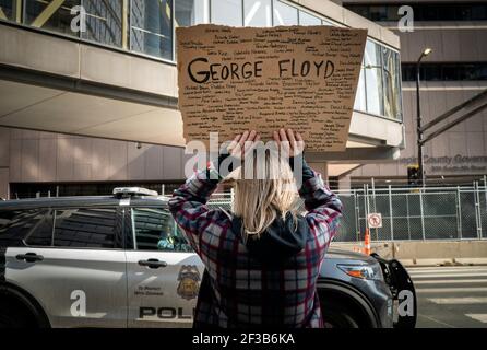 Minneapolis, États-Unis. 09e mars 2021. Cathy Pecholt tient une pancarte portant les noms des personnes tuées par la police, en face du palais de justice du comté de Hennepin, tandis que la sélection des jurés a eu lieu le mardi 9 mars 2021, à Minneapolis, dans le procès de l'ancien policier Derek Chauvin. (Photo par Glen Stubbe/Minneapolis Star Tribune/TNS/Sipa USA) crédit: SIPA USA/Alay Live News Banque D'Images
