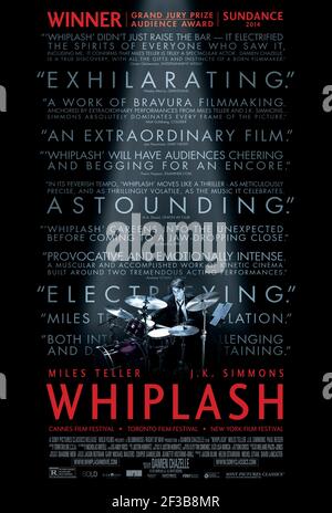 Whiplash (2014) réalisé par Damien Chazelle et mettant en vedette Miles Teller, J.K. Simmons et Melissa Benoist. Un batteur ambitieux dans un conservatoire de musique prestigieux rencontre un instructeur peu orthodoxe cherchant à réaliser son potentiel. Banque D'Images