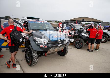 386 LIANG Yuxiang (chn), KOU Hongtao (chn), Toyota, Yong Racing Team, Groupe T1, Classe 1, Auto, 389 ZHITAO He (chn), ZHAO Kai (chn), Toyota, Yong Racing Team, Groupe T1, Classe 1, Auto, pendant le Dakar 2019, scrutateurs, vérifications, Pérou, Lima, Du 4 au 5 janvier - photo Florent Gooden / DPPI Banque D'Images