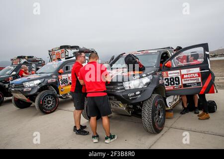 386 LIANG Yuxiang (chn), KOU Hongtao (chn), Toyota, Yong Racing Team, Groupe T1, Classe 1, Auto, 389 ZHITAO He (chn), ZHAO Kai (chn), Toyota, Yong Racing Team, Groupe T1, Classe 1, Auto, pendant le Dakar 2019, scrutateurs, vérifications, Pérou, Lima, Du 4 au 5 janvier - photo Florent Gooden / DPPI Banque D'Images