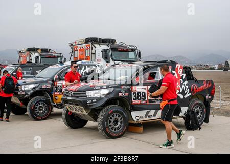 386 LIANG Yuxiang (chn), KOU Hongtao (chn), Toyota, Yong Racing Team, Groupe T1, Classe 1, Auto, 389 ZHITAO He (chn), ZHAO Kai (chn), Toyota, Yong Racing Team, Groupe T1, Classe 1, Auto, pendant le Dakar 2019, scrutateurs, vérifications, Pérou, Lima, Du 4 au 5 janvier - photo Florent Gooden / DPPI Banque D'Images