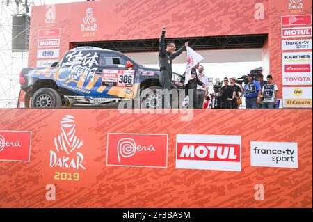 386 LIANG Yuxiang (chn), KOU Hongtao (chn), Toyota, Yong Racing Team, Groupe T1, Classe 1, Auto, action pendant le Dakar 2019, Start Podium, Podium de Départ, Pérou, Lima, Le 6 janvier - photo Eric Vargiolu / DPPI Banque D'Images