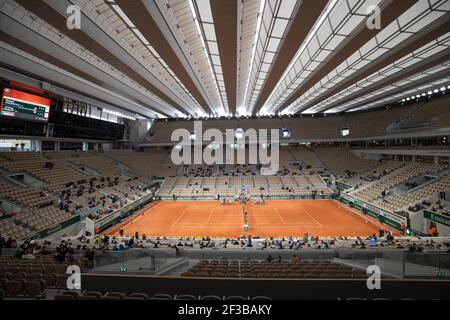 Vue d'ensemble de court Philippe Chatrier avec le toit fermé lors d'un match de singles hommes à l'Open de France 2020, Paris, France, Europe Banque D'Images