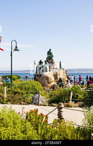 Touristes à John Steinbeck Plaza, Old Monterey, Californie, États-Unis d'Amérique. Banque D'Images