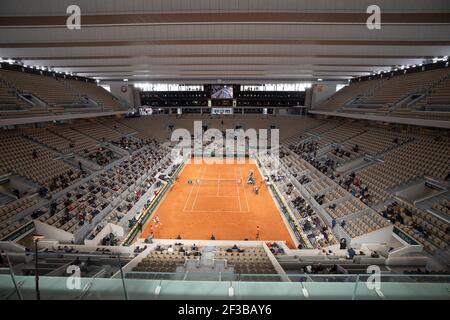 Vue d'ensemble de court Philippe Chatrier avec le toit fermé lors d'un match de singles hommes à l'Open de France 2020, Paris, France, Europe Banque D'Images