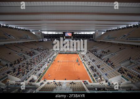 Vue d'ensemble de court Philippe Chatrier avec le toit fermé lors d'un match de singles hommes à l'Open de France 2020, Paris, France, Europe Banque D'Images