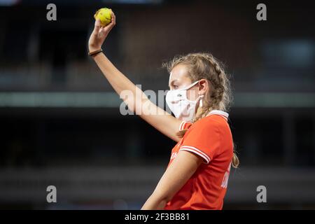 Ballgirl portant le masque Corona en action à l'Open de France 2020, Paris, France, Europe Banque D'Images