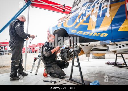 Mécaniques 386 LIANG Yuxiang (chn), KOU Hongtao (chn), Toyota, Yong Racing Team, Groupe T1, Classe 1, Auto, action pendant le Dakar 2019, jour de repos Arequipa, pérou, le 12 janvier - photo Antonin Vincent / DPPI Banque D'Images