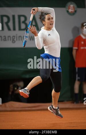 Martina Trevisan, joueur de tennis italien, sautant après avoir joué à un tir de retour à l'avant-main pendant l'Open de France 2020, Paris, France, Europe. Banque D'Images