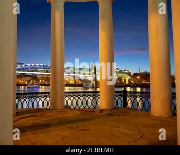 La rotonde sur le remblai de Pouchkinskaya dans le parc Gorky à Moscou, en Russie (architecte M. F. Kazakov construit au début du XIXe siècle), la nuit Banque D'Images