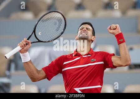 Le joueur de tennis serbe Novak Djokovic (SRB) célèbre sa victoire à l'Open de France 2020, Paris, France, Europe. Banque D'Images