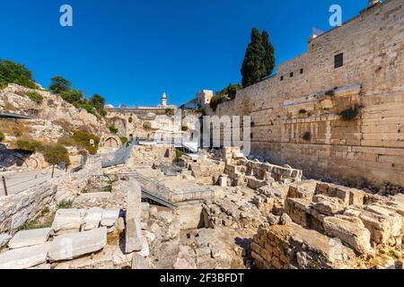 Jérusalem, Israël - 12 octobre 2017 : côté ouest des murs du mont du Temple avec l'arche de Robinson et l'excavation du mur occidental dans la vieille ville de Jérusalem Banque D'Images