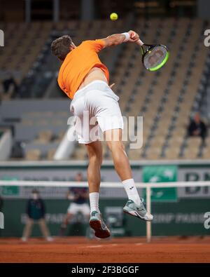 Pablo Carreno Busta, joueur de tennis espagnol, jouant un service tourné lors de l'Open de France 2020, Paris, France, Europe. Banque D'Images