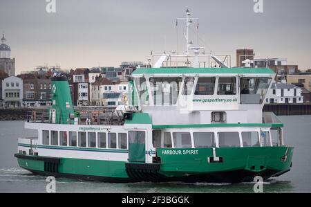 Le ferry de Gosport se rend de Portsmouth à la gare maritime de Gosport. Date de la photo: Mardi 16 mars 2021. Banque D'Images