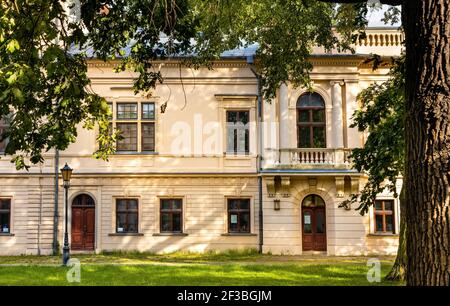 Zywiec, Pologne - 30 août 2020 : le nouveau château de Zywiec, aile sud-est du palais des Habsbourg dans un parc historique situé dans le centre-ville de Silesia re Banque D'Images