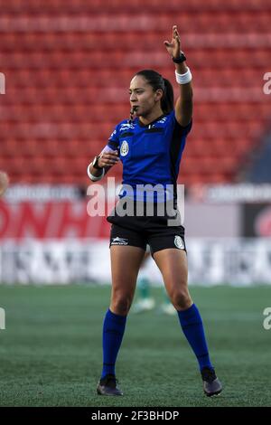 Tijuana, Mexique. 13 mars 2021. Arbitre Lizzet Garcia gestes pendant le jeu LIGA MX Femenil entre Tijuana et Santos Laguna à Estadio Caliente à Tijuana, Basse-Californie, Mexique. Crédit: SPP Sport presse photo. /Alamy Live News Banque D'Images