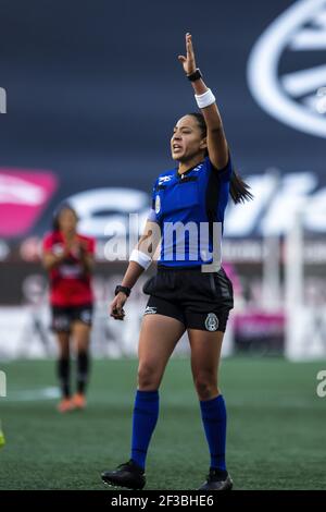 Tijuana, Mexique. 13 mars 2021. Arbitre Lizzet Garcia gestes pendant le jeu LIGA MX Femenil entre Tijuana et Santos Laguna à Estadio Caliente à Tijuana, Basse-Californie, Mexique. Crédit: SPP Sport presse photo. /Alamy Live News Banque D'Images