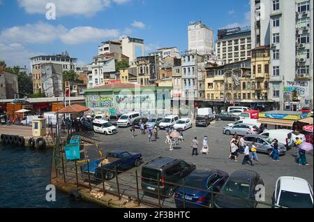 Istanbul, Turquie - septembre, 2018: Les gens qui marchent de l'arrivée du ferry sur le terminal de l'embarcadère de Karakoy dans le district de Beyoglu. Banque D'Images