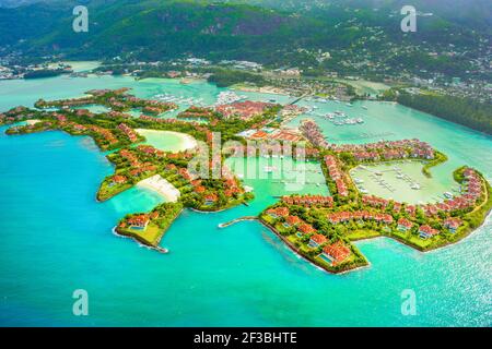 Mahé, Seychelles - 7 février 2019 : vue aérienne de l'île tropicale de Mahé, magnifiques lagunes et station de luxe Banque D'Images