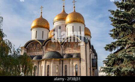 Cathédrale de l'Assomption (cathédrale de la Dormition, sobor d'Uspensky). Intérieur du Kremlin de Moscou, Russie (jour). Banque D'Images