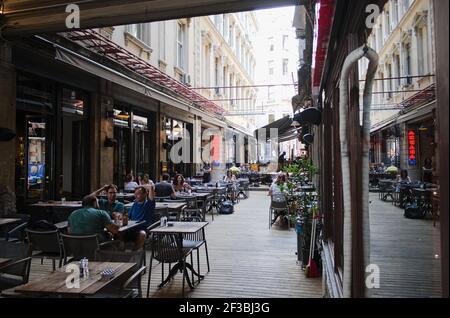 Istanbul, Turquie - septembre, 2018: Les gens dans le restaurant en plein air sur la rue étroite dans le quartier historique de la ville Banque D'Images