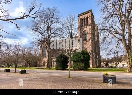 CATHÉDRALE DE SAINT ANDREW INVERNESS EN ÉCOSSE AU DÉBUT DU PRINTEMPS AVEC BAIGNOIRES ET FLEURS COLORÉES Banque D'Images