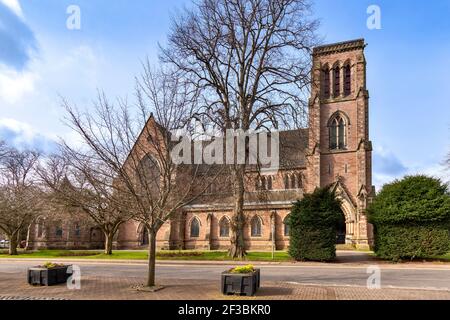 CATHÉDRALE DE SAINT ANDREW INVERNESS EN ÉCOSSE AU DÉBUT DU PRINTEMPS AVEC BAIGNOIRES ET FLEURS DE PRINTEMPS COLORÉES Banque D'Images
