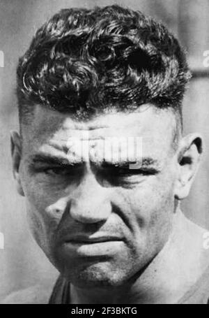 Photo portrait vintage du boxeur Jack Dempsey (1895 – 1983) – Dempsey, connu sous le nom de « Manassa Mauler », a été champion du monde de poids lourd de 1919 à 1926. Photo vers 1920 – 1925. Banque D'Images