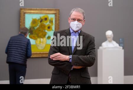 Munich, Allemagne. 16 mars 2021. Joachim Kaak, deuxième directeur général adjoint du Pinakotheken, se trouve à côté du tableau 'Sunflowers' de Vincent van Gogh (1888) dans l'exposition à l'Alte Pinakothek. Le 16 mars 2021, les musées Pinakothek ont rouvert leurs portes. Toutefois, en raison des restrictions Covid 19 en vigueur et du taux d'incidence actuel, une visite n'est possible qu'après avoir pris rendez-vous à l'avance et fourni les coordonnées. Credit: Sven Hoppe/dpa/Alay Live News Banque D'Images