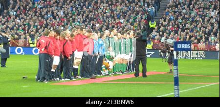 LES ÉQUIPES S'ALIGNENT POUR LEURS HYMNES NATIONAUX AU DÉBUT DU MATCH. SIX NATIONS IRLANDE V ANGLETERRE À CROKE PARK DUBLIN 24/2/2007 PHOTO DAVID ASHDOWNRUGBY ANGLETERRE Banque D'Images