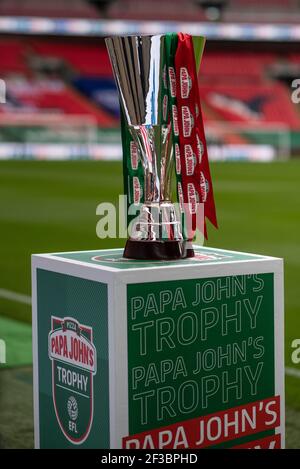 Trophée Papa Johns FA au stade Wembley Banque D'Images
