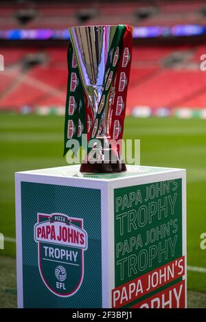 Trophée Papa Johns FA au stade Wembley Banque D'Images