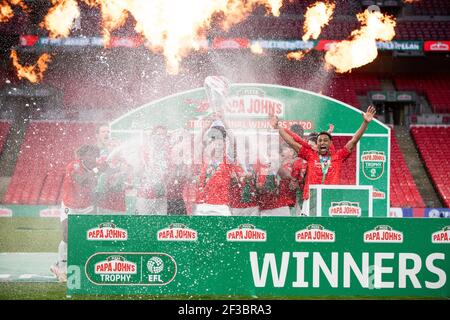 Les joueurs de Salford City FC célèbrent la victoire du Trophée Papa Johns FA 2020 après avoir battu Portsmouth 4-2 sur des pénalités. 13 mars 2021. Stade Wembley. Banque D'Images