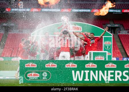 Les joueurs de Salford City FC célèbrent la victoire du Trophée Papa Johns FA 2020 après avoir battu Portsmouth 4-2 sur des pénalités. 13 mars 2021. Stade Wembley. Banque D'Images