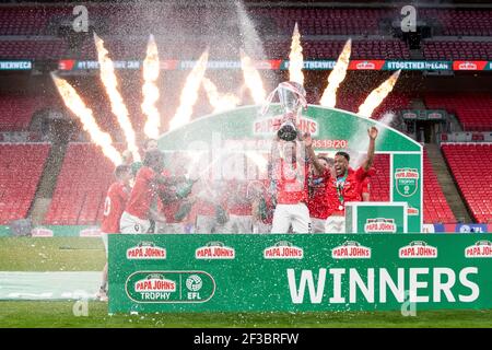 Les joueurs de Salford City FC célèbrent la victoire du Trophée Papa Johns FA 2020 après avoir battu Portsmouth 4-2 sur des pénalités. 13 mars 2021. Stade Wembley. Banque D'Images